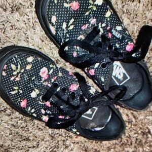 Charming floral design kid’s stylish shoes